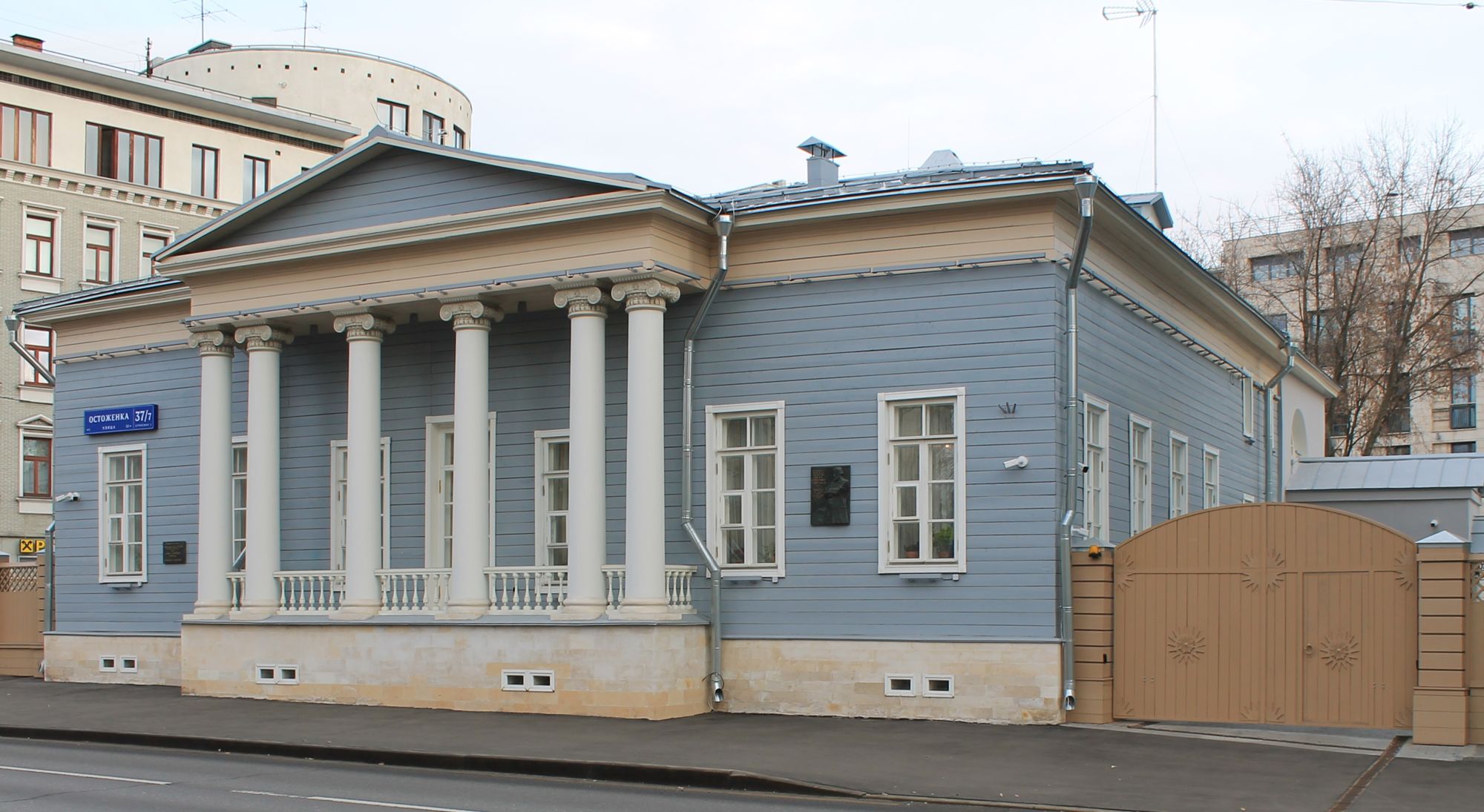 воронеж: памятник ивану бунину. усадьба соллогуба на поварской. дом гоголя москва никитский бульвар. памятник льву толстому (москва, девичье поле). гоголевский бульвар 10.