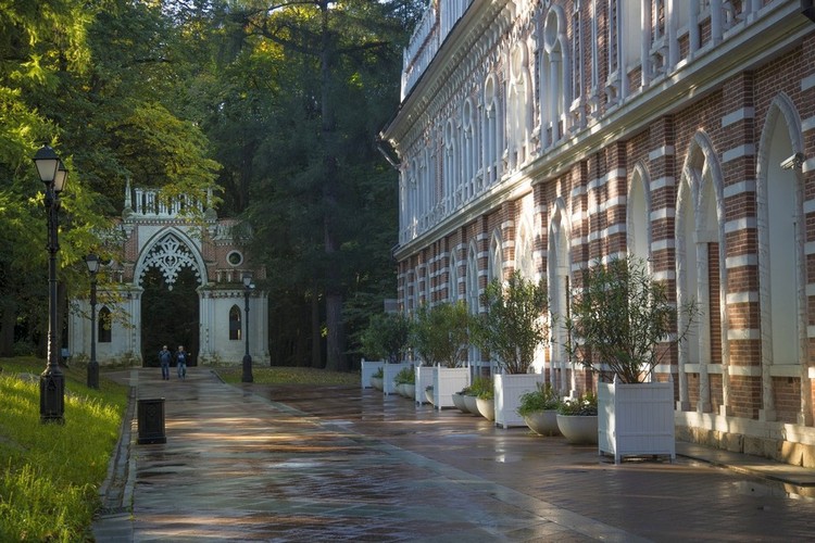парк где можно покормить белок. czariczyno park. парк где можно покормить белок фото. парк где можно покормить белок-czariczyno park. картинка парк где можно покормить белок. картинка czariczyno park. Прелестная особенность некоторых московских парков – в них живут веселые игривые белки. В отличие от лесных собратьев, пушистые грызуны-горожане обычно не прячутся от людей. Можно вблизи наблюдать за повадками умных непоседливых зверьков, любоваться их природной грацией, ловкостью, красотой зимних и летних шубок. Зверьки не откажутся от угощений, а самые смелые просто заберут лакомства из рук. Личное знакомство с милыми лесными жителями доставляет огромное удовольствие детям и взрослым.