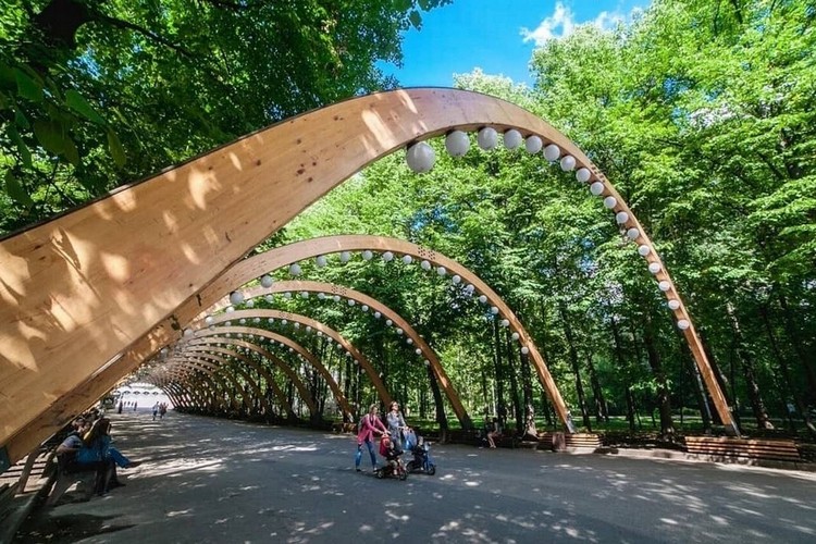 парк где можно покормить белок. sokolniki park. парк где можно покормить белок фото. парк где можно покормить белок-sokolniki park. картинка парк где можно покормить белок. картинка sokolniki park. Прелестная особенность некоторых московских парков – в них живут веселые игривые белки. В отличие от лесных собратьев, пушистые грызуны-горожане обычно не прячутся от людей. Можно вблизи наблюдать за повадками умных непоседливых зверьков, любоваться их природной грацией, ловкостью, красотой зимних и летних шубок. Зверьки не откажутся от угощений, а самые смелые просто заберут лакомства из рук. Личное знакомство с милыми лесными жителями доставляет огромное удовольствие детям и взрослым.