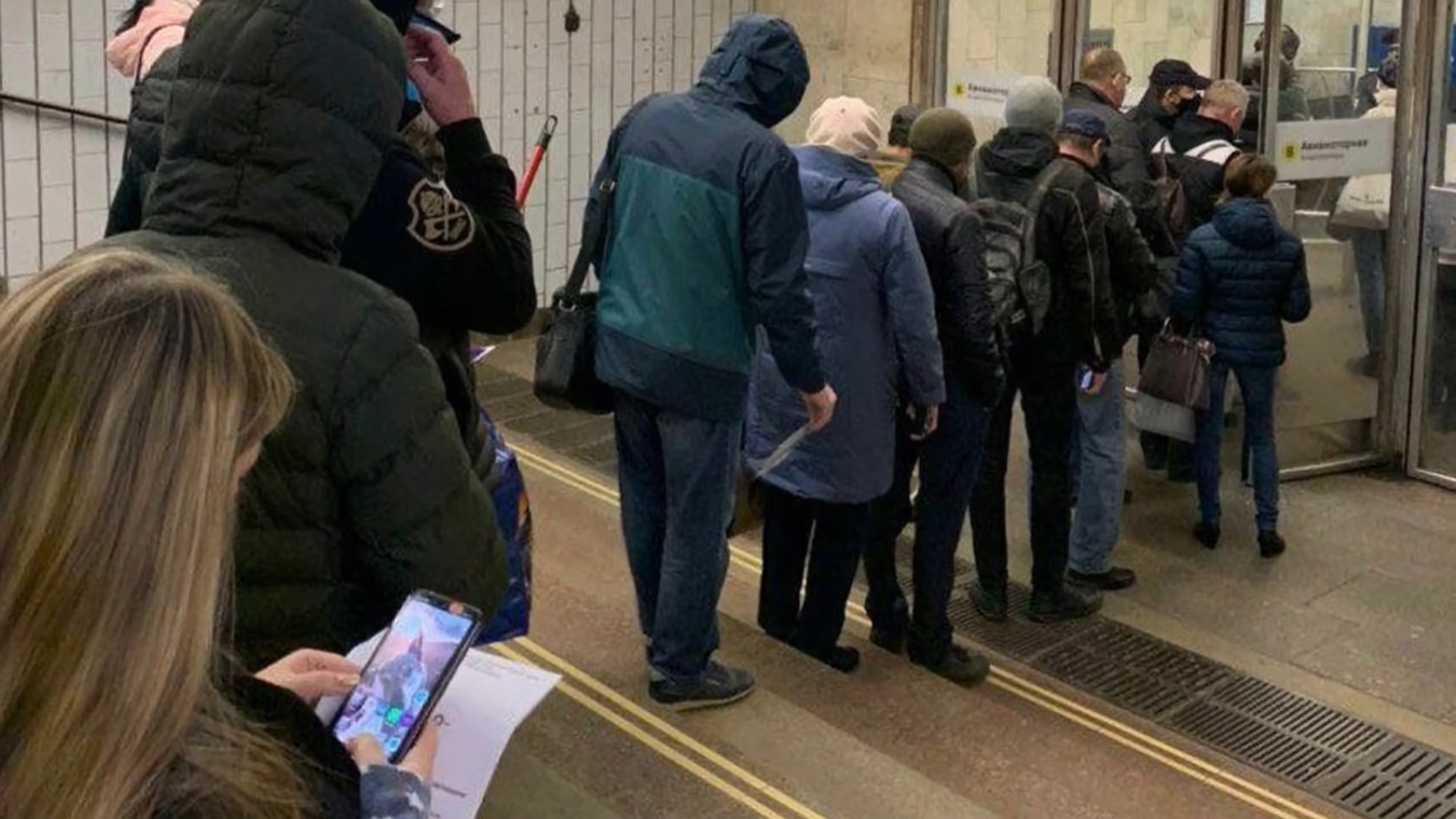 Новости в москве час назад. Очереди в метро в Москве. Люди у входа в метро. Очередь. Давка в очереди.