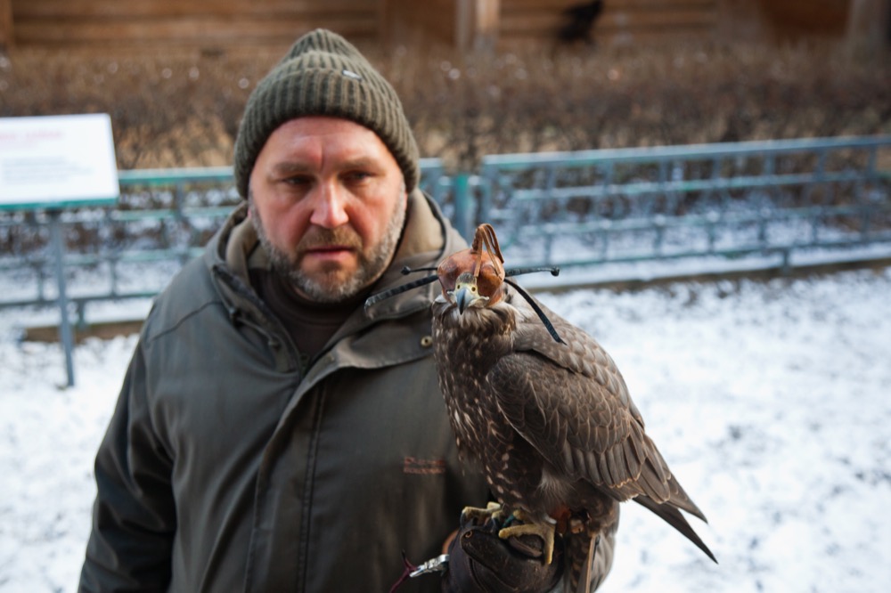 Как будет работать московская. Мужчина с птицей только реальные фото.