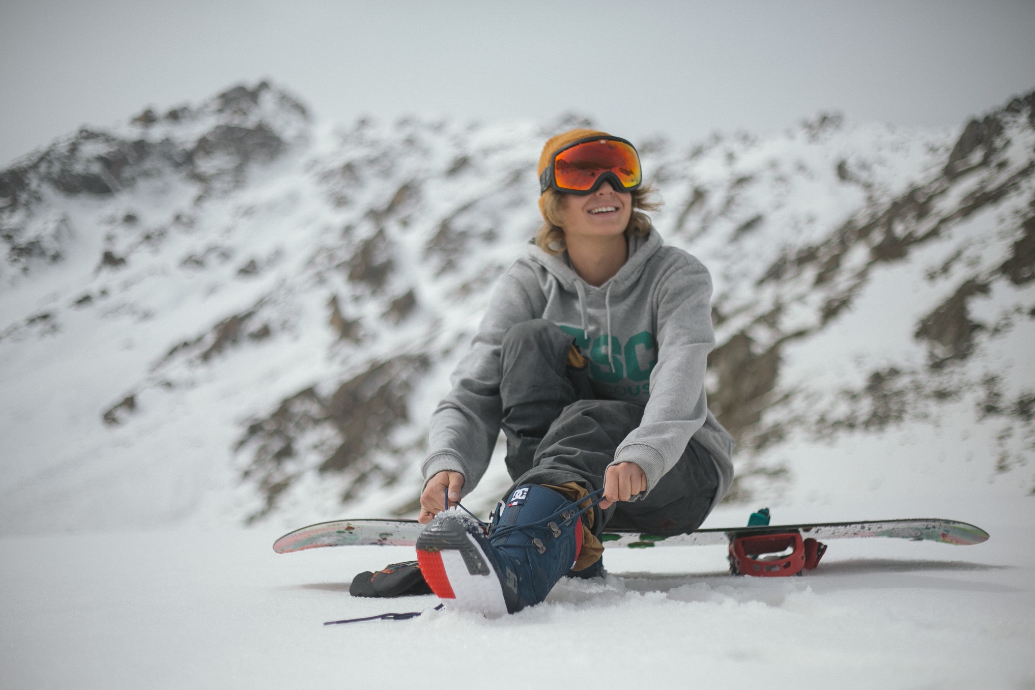 Go snowboarding. Катание на горных лыжах. Сноуборд. Девушка на лыжах. Сноубордисты на склоне.