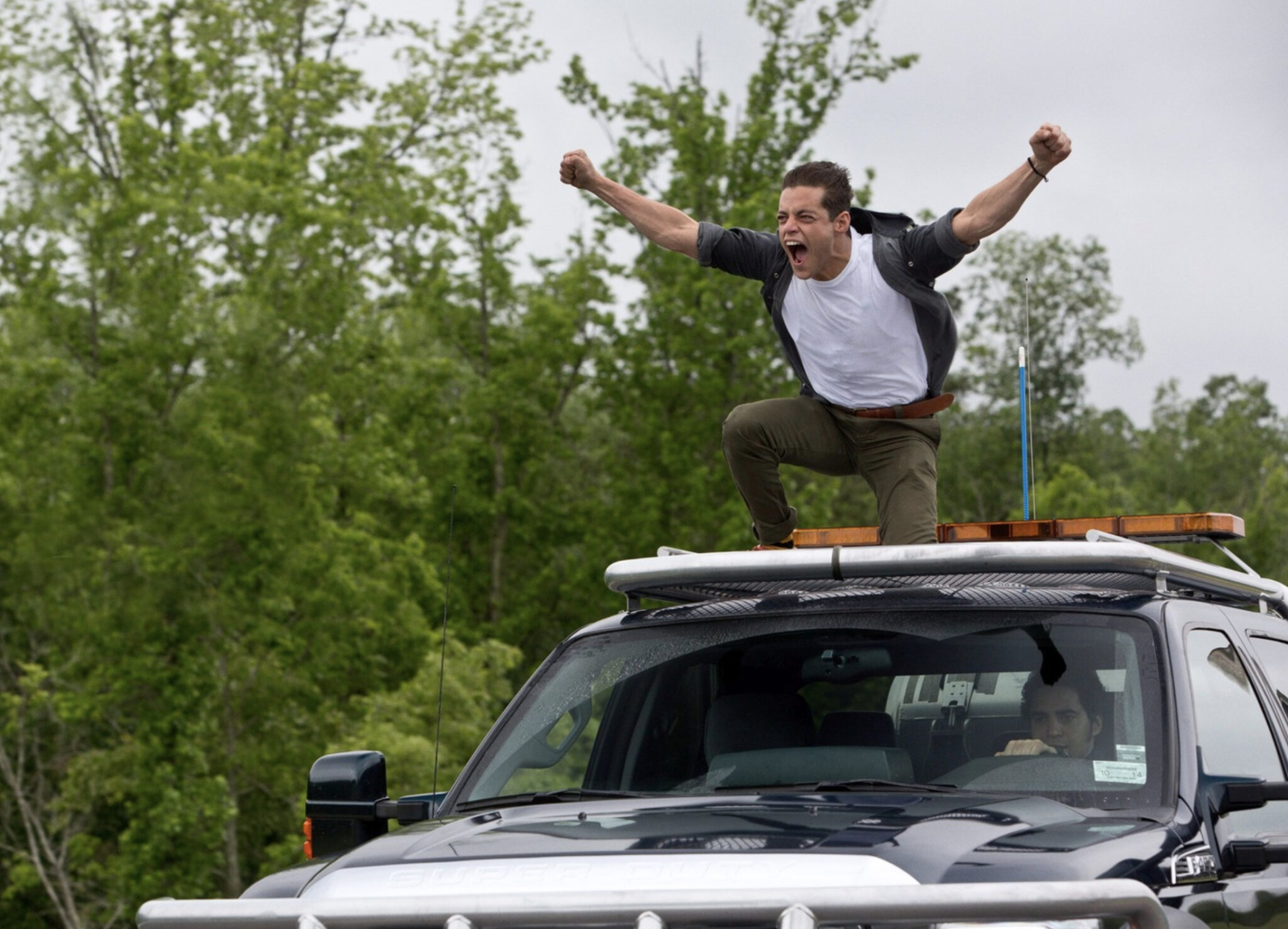 девушка высуналась из люка машины. рами малек need for speed. стоять в люке машины. путешествие на машине. машина с панорамной крышей.