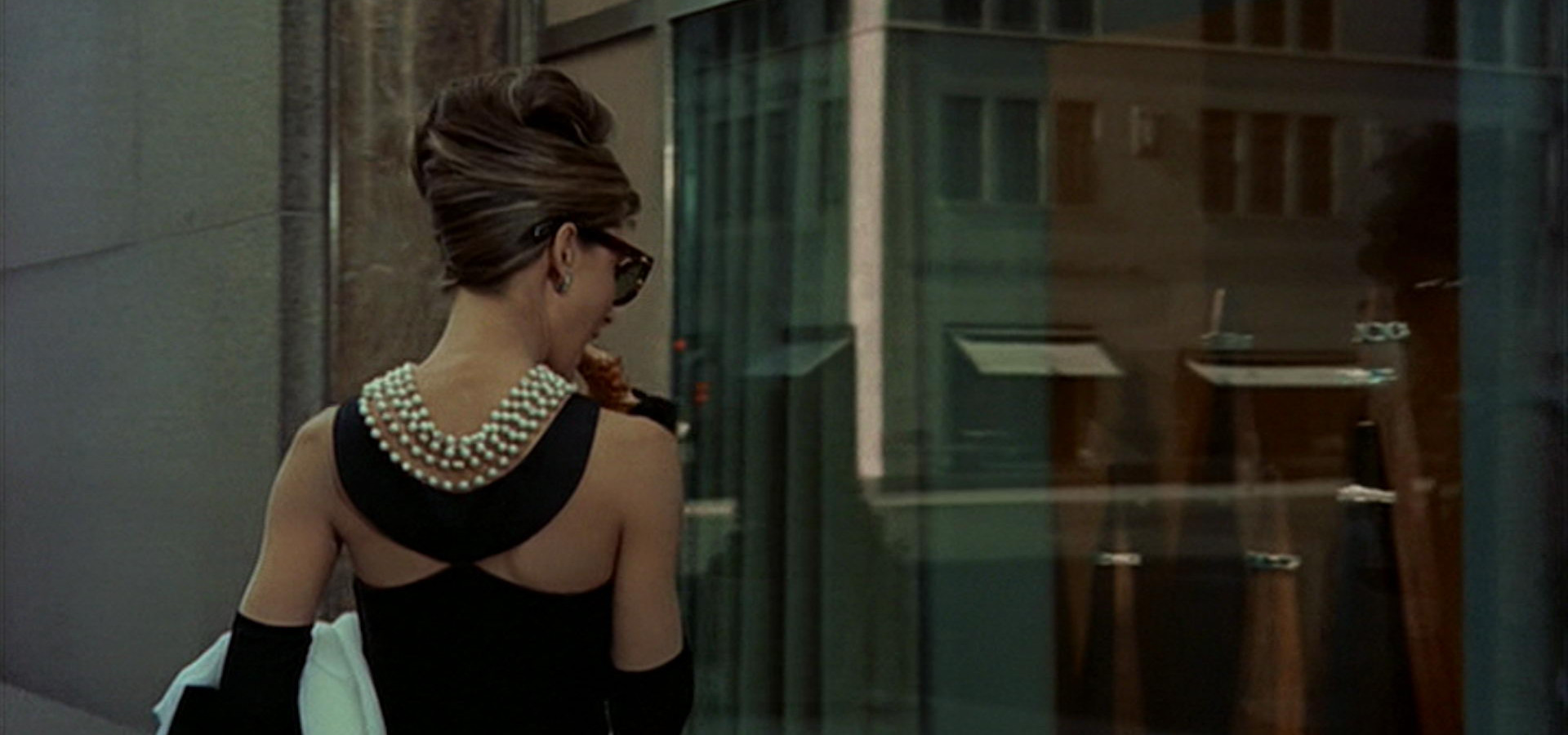 Breakfast at tiffany s watch. Одри хепбёрн в фильме завтрак у Тиффани. Одри Хепберн завтрак у Тиффани. Одри Хепберн в фильме Тиффани. Одри Хепберн pfdnhfr e nbaafyb.