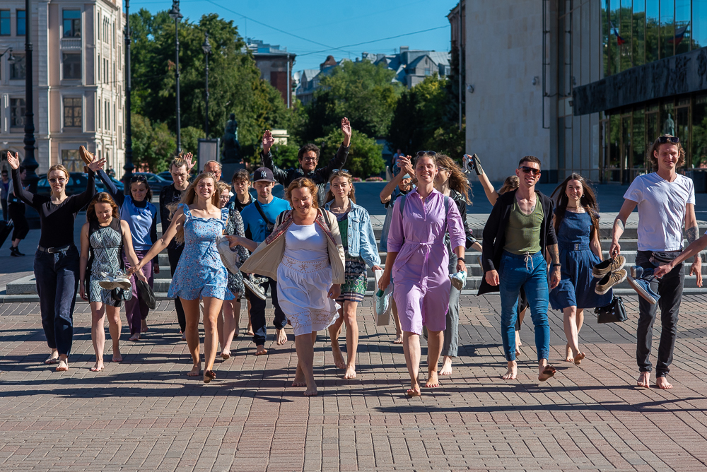 Песня бутусова шагаю босиком. Девочка по городу. Девочка босиком на улице. Босая на дне города. Босиком в школе.