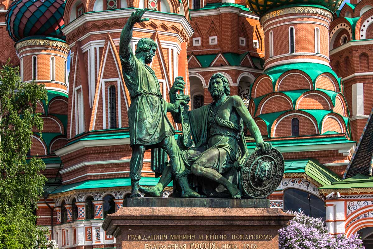 Монументы в москве