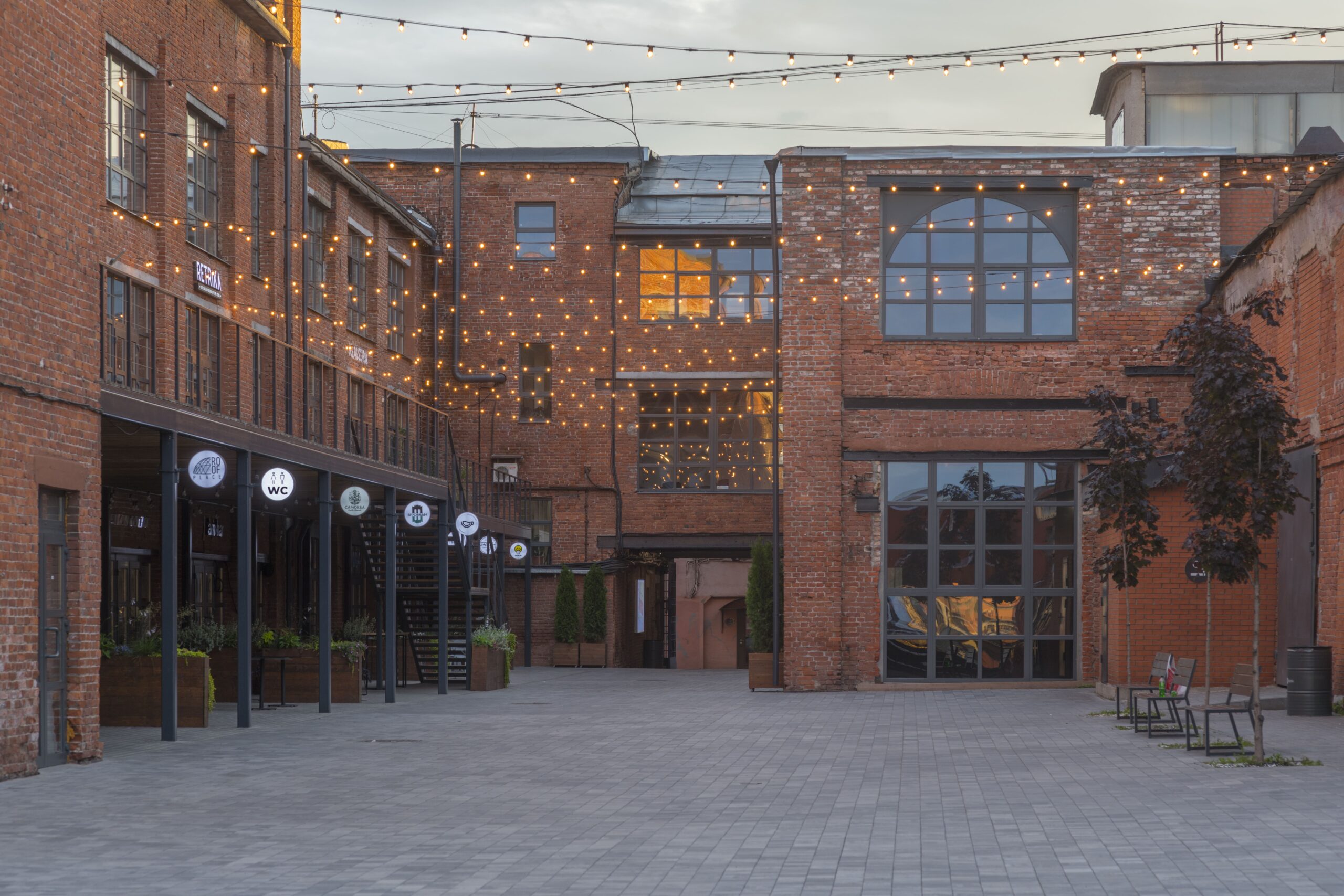 Брусницын санкт петербург адрес. Брусницын санкт петербург адрес. Брусницын санкт петербург адрес. Кожевенная линия 30 брусницын холл. Общественное пространство брусницын.