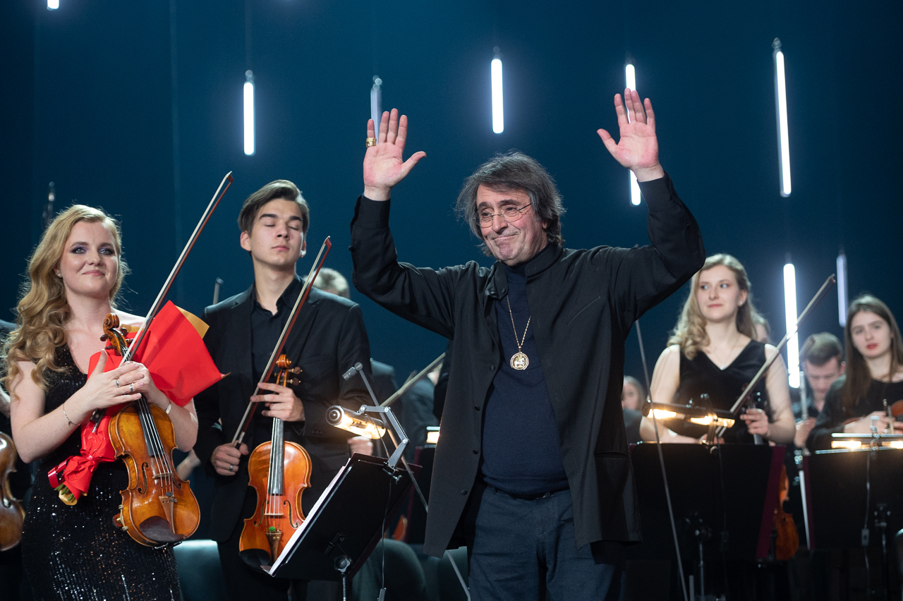 зимний фестиваль искусств юрия башмета. татьяна самуил (скрипка, бельгия). зимний фестиваль башмета в сочи 2024. зимний театр сочи башмет. татьяна самуил скрипка.
