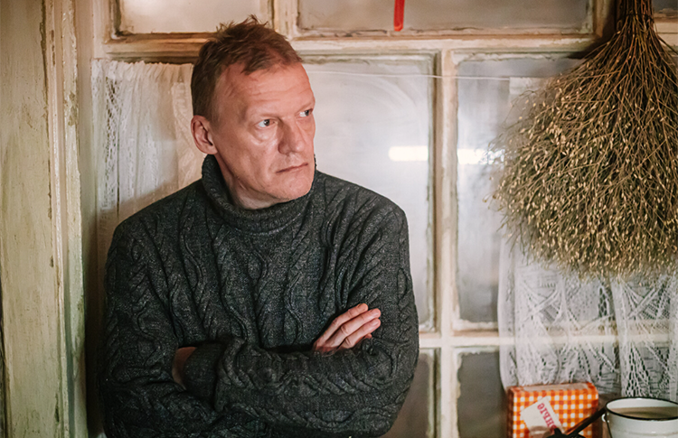 Химик, самогонщик и отец, который всегда придет на помощь: 7 интересных ролей Алексея Серебрякова