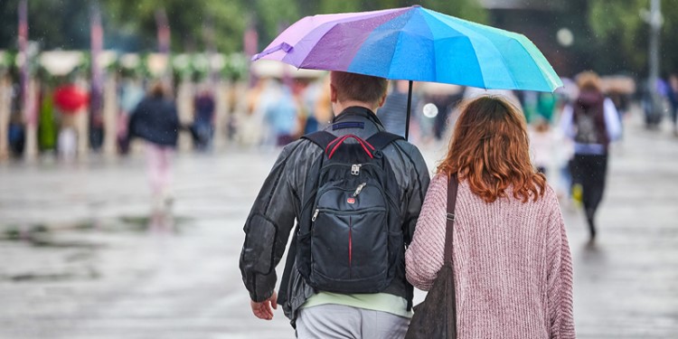 Москвичей предупреждают о сильном ветре и грозе в воскресенье