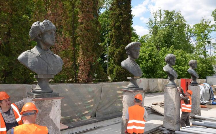 На ВДНХ реставрируются бронзовые бюсты пионеров