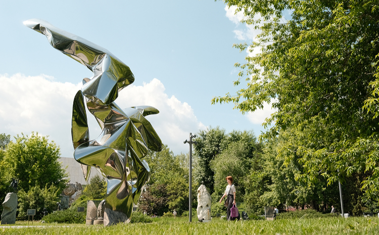 В парке искусств «Музеон» установили новую футуристичную скульптуру