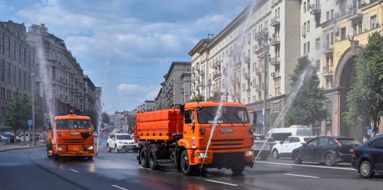 В Москве поливают дороги