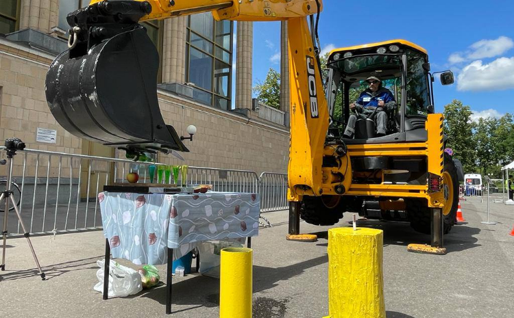 В «Лужниках» покажут, как экскаватор ковшом открывает бутылку