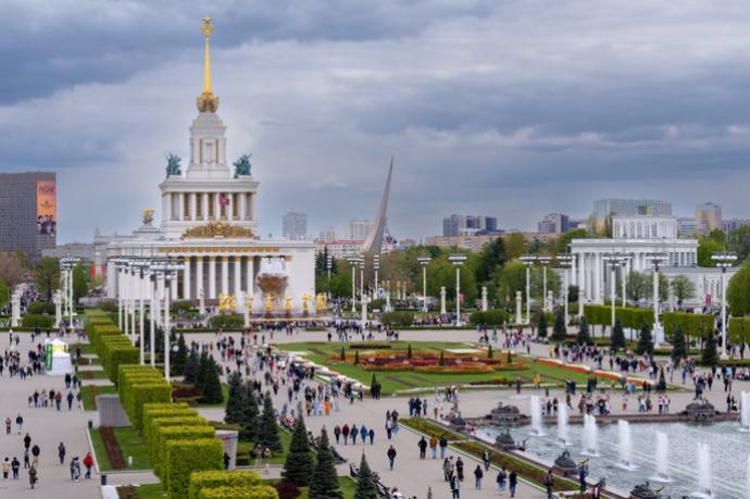 В центрах госуслуг москвичам вручат их первые паспорта