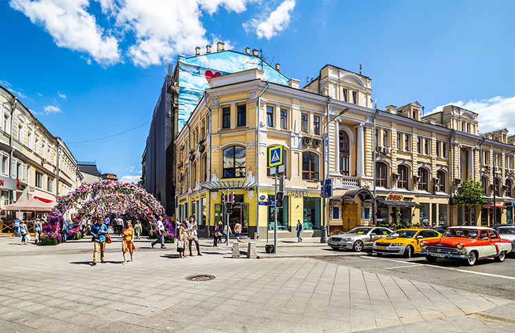 Реклама бакалеи, вкусное пиво и китайские прачечные: что Маяковский писал о Москве