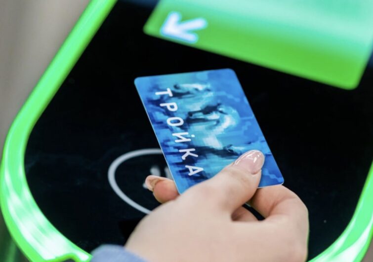 В Москве протестируют активацию билета на карте «Тройка» на турникетах метро