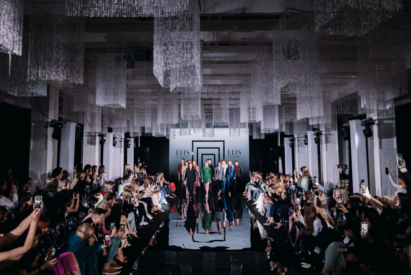 Тихая роскошь в особняке: показ осенне-зимней коллекции ELIS FASHION RUS в центре Москвы
