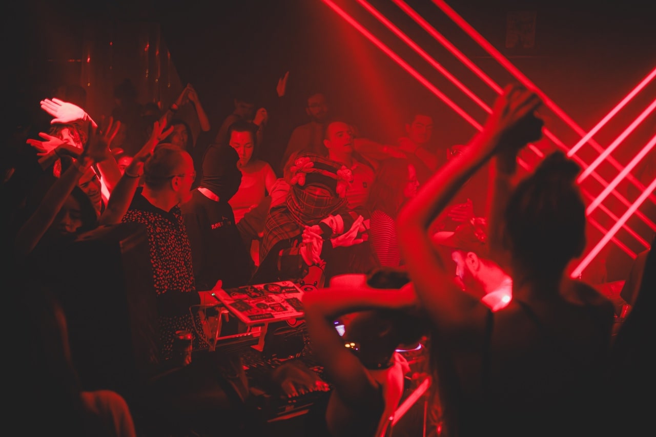 Лучшие вечеринки Москвы 17 — 18 ноября: In-Beat-Ween Music в «Симаче», Neon Nature в TREFF8 и Лучезарный Applique в Mutabor