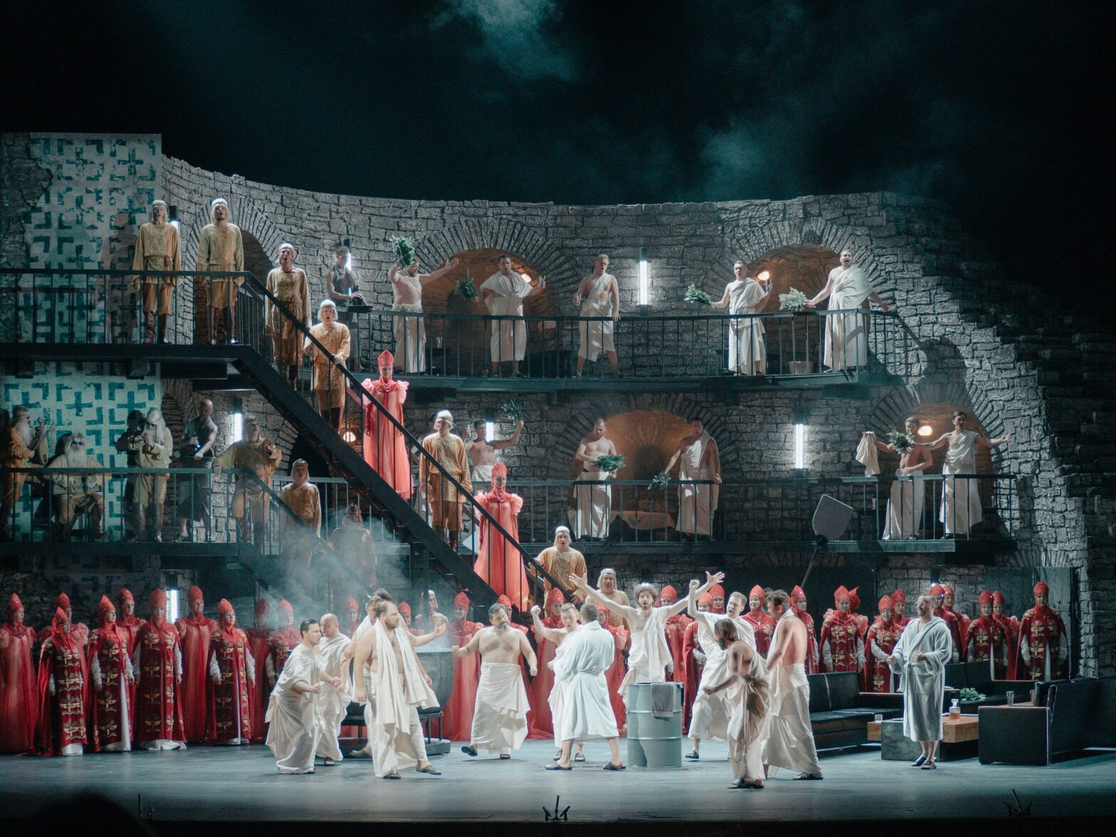 Театральный дайджест: спектакль «Речи немых» в МХТ, экспериментальный цирк «Реверс» в Мосоперетте и клоунада «Гололед» в пространстве «Внутри»