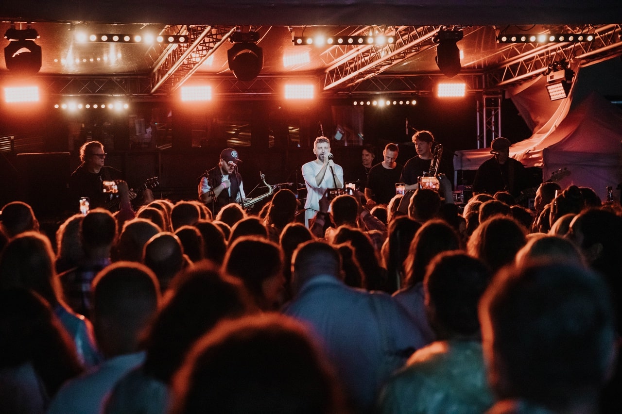 Куда сходить на неделе 18 — 24 декабря: Берлинский маркет на Хлебозаводе, «Найти Бэнкси» на ВДНХ и «Джаз перед Рождеством» в «Своем Поле»