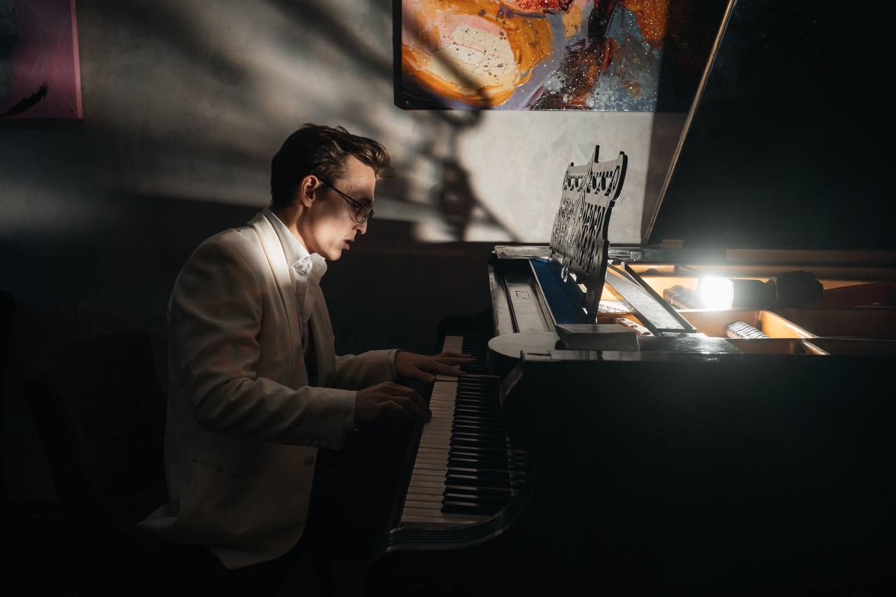 Куда сходить на неделе 25 — 31 декабря: хоровое пение в Mutabor, сказочники в Переделкино и новогодний иммерсивный бал в «М’АРС»