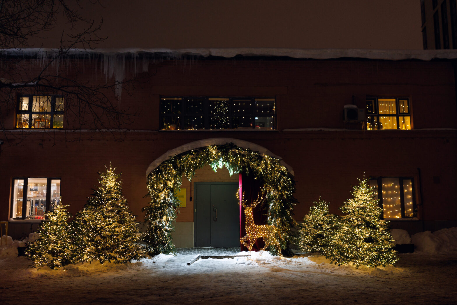 Здание ночлежки украсили к Новому году