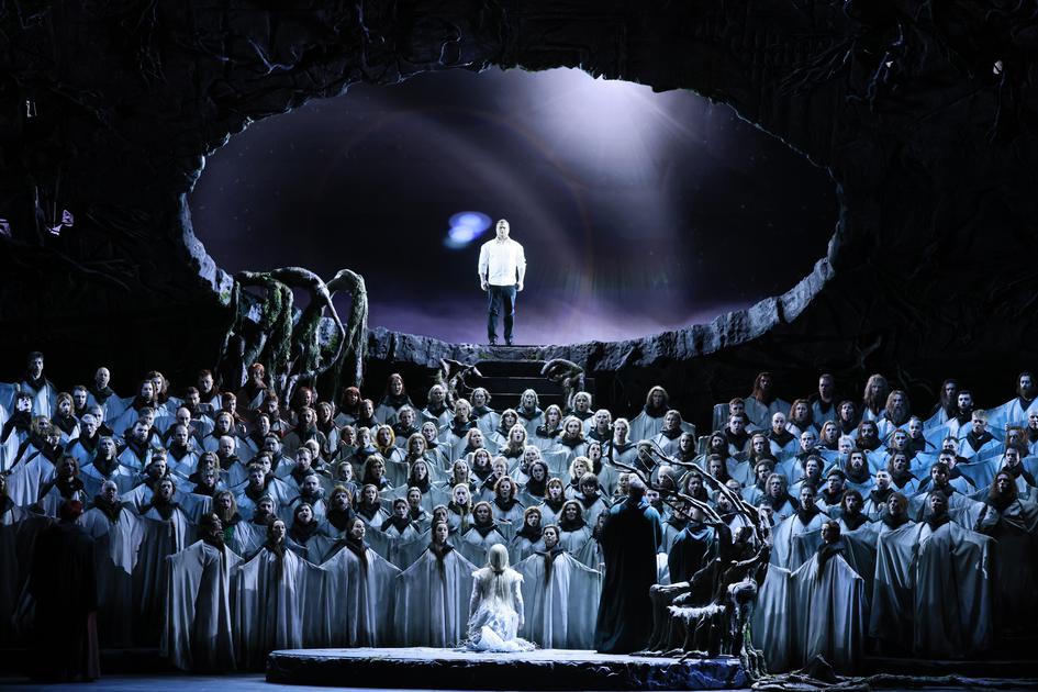 Театральный дайджест: Лоэнгрин, Феллини и запрещенная пьеса Эрдмана