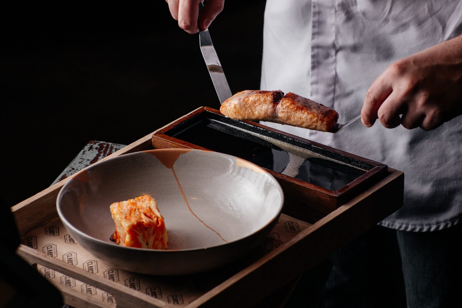 Девушка ужинает в ресторане. Пара обедает в ресторане. Пара обедает в ресторане. Мужчина и женщина в ресторане. Женщина кушает в ресторане.