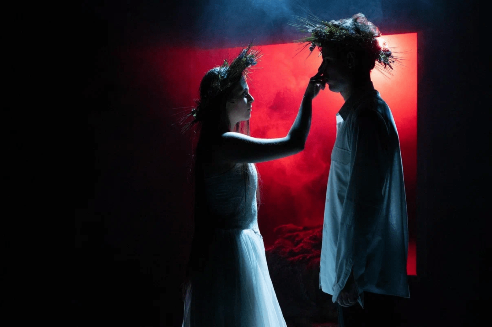 Театральный дайджест: монохром, фарс и сценические эксперименты