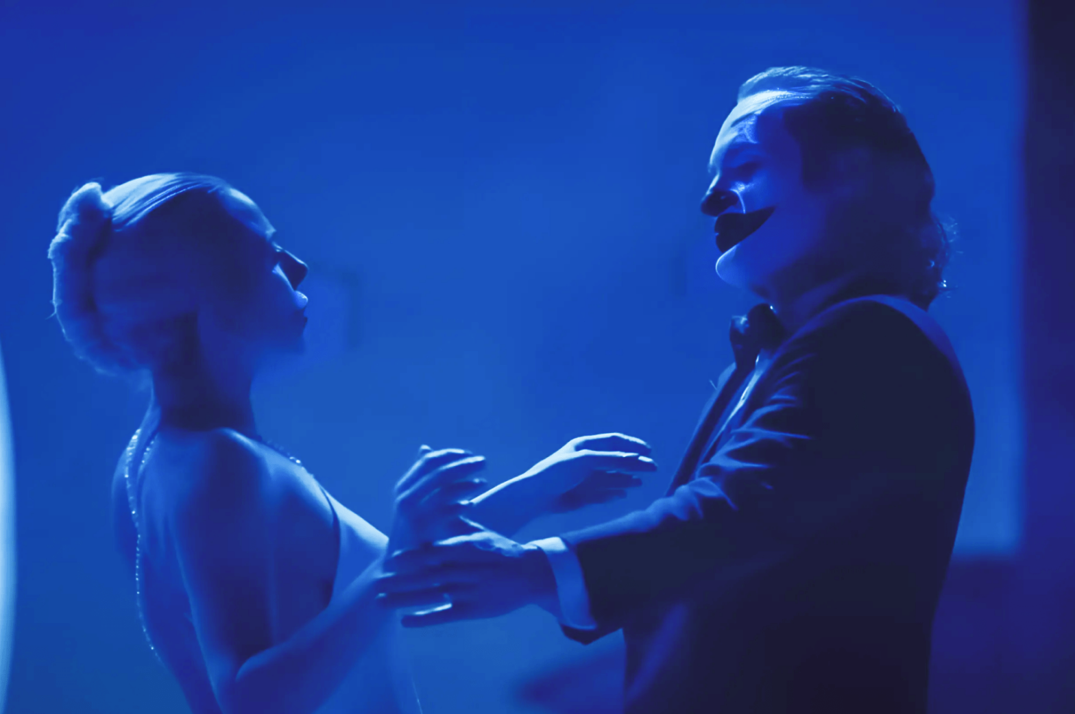 «Ха-Ха Ленд» с Джокером и продолжение хоррор-дилогии с Мией Гот — трейлеры и постеры недели