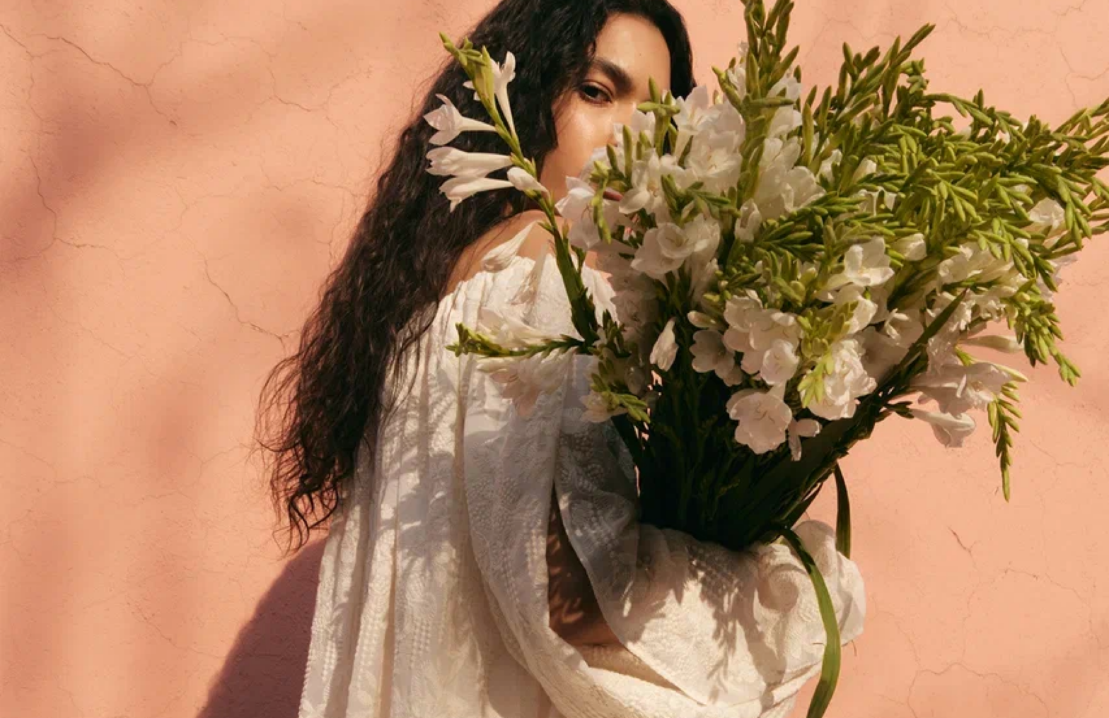 Лен, рами и ручная вышивка: LIMÉ представил женскую и мужскую летнюю коллекцию