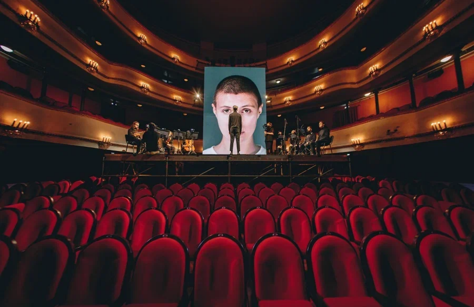 Театральный дайджест: спектакль с Янковским, перформанс «Это не я, это мое тело», фестивали SOUND UP и Context