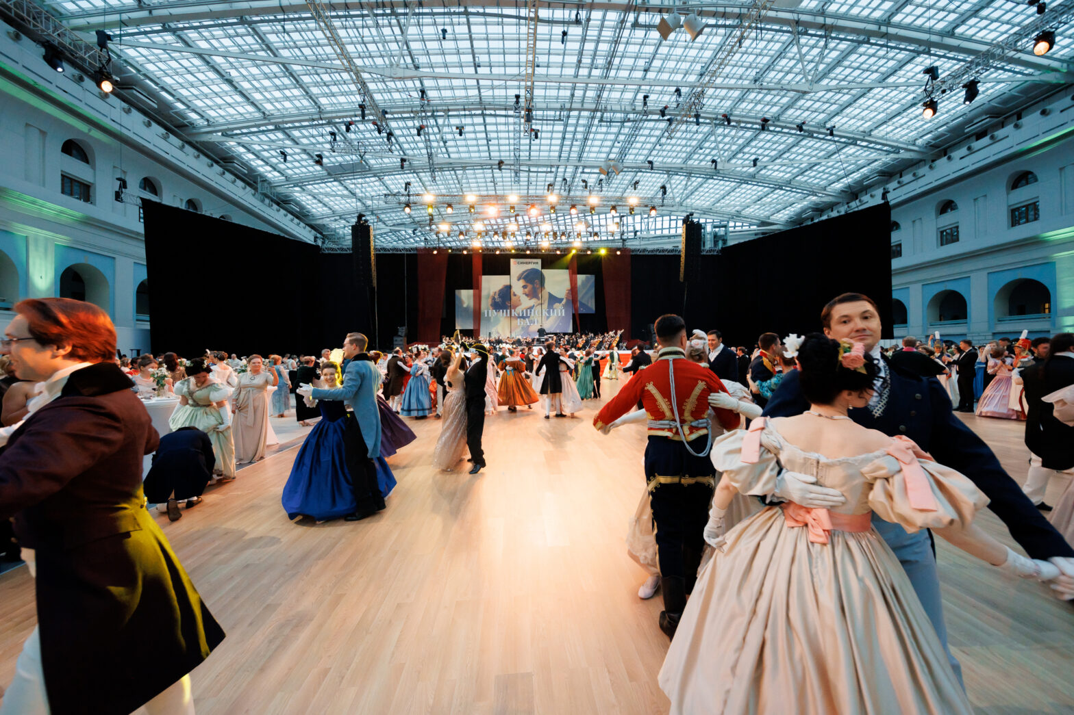 Светская Москва собралась на Пушкинском балу в Гостином дворе