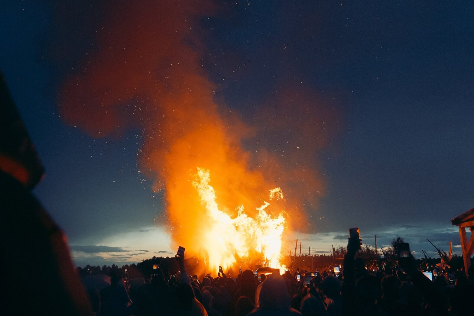 Баня Николая Полисского, музыка в чаше Акустической поляны и огненный перформанс — как прошло «Архстояние 2024»