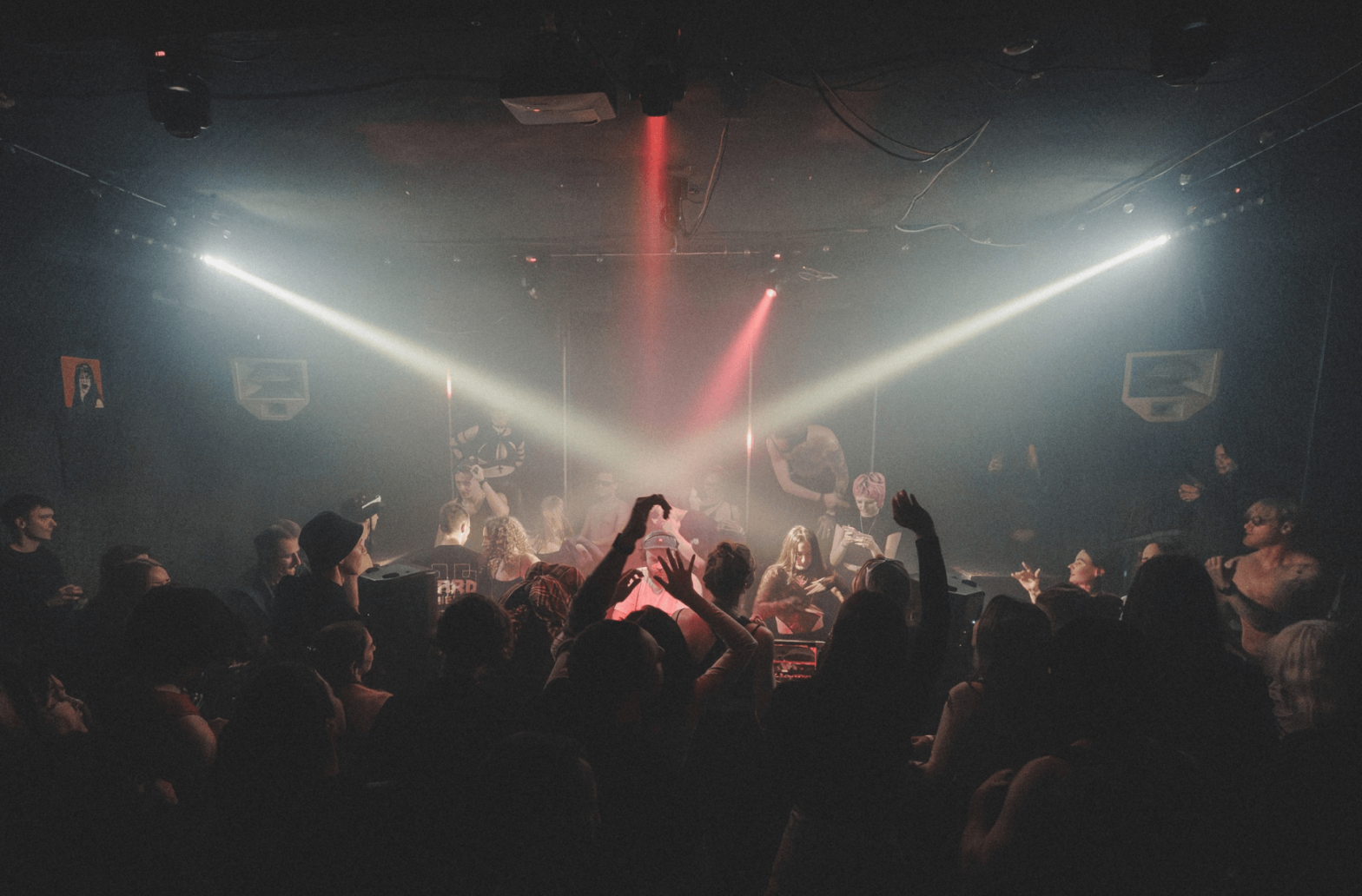 Рейв-уикенд 10 — 11 августа: олл-найтер диджея Raumtester, CAD MAGAZINE × «БЭК» и Hard Night