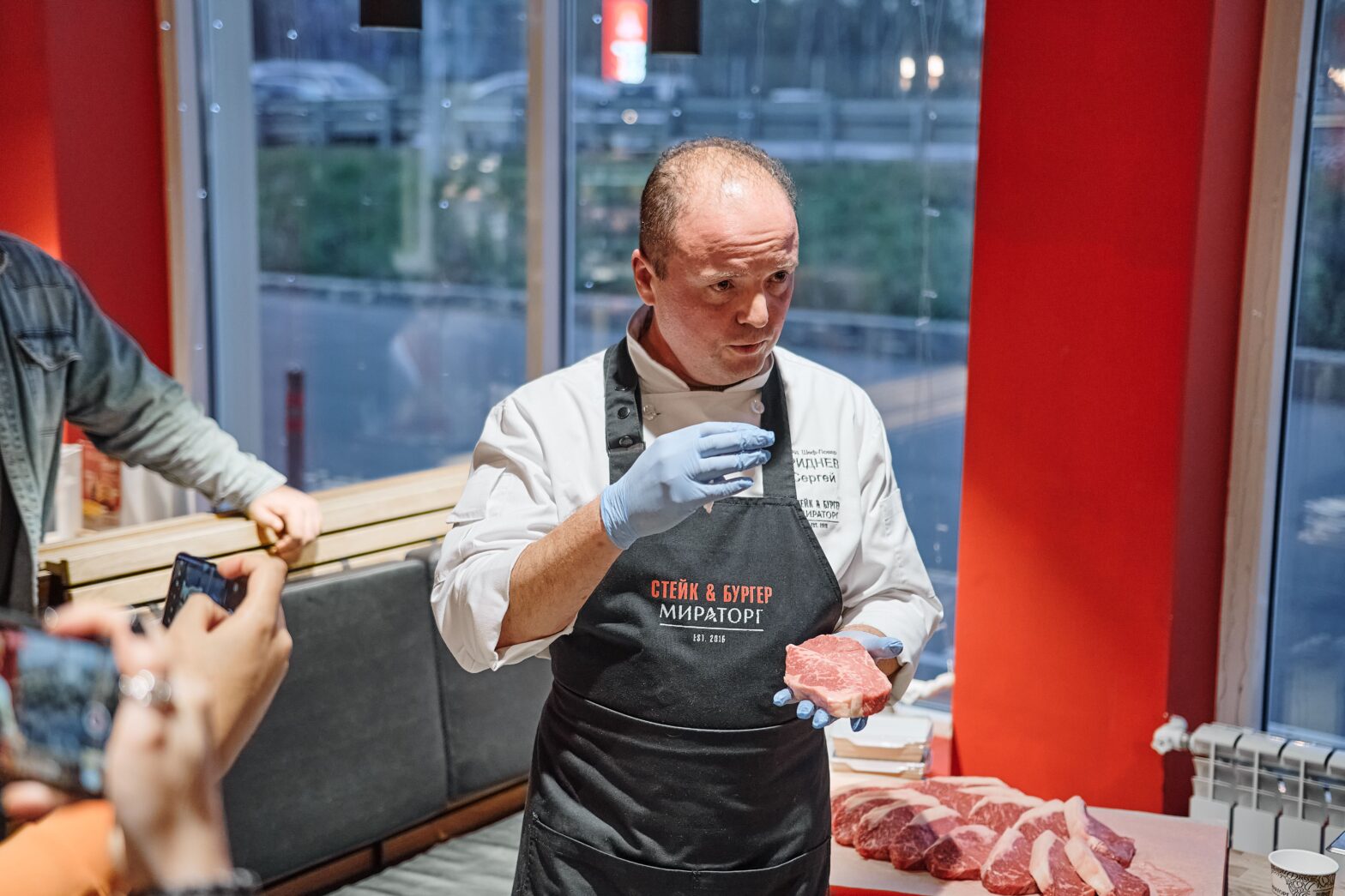 Первый юбилей российских стейков: журналистам продемонстрировали шесть слагаемых хорошего стейка от «Мираторга»