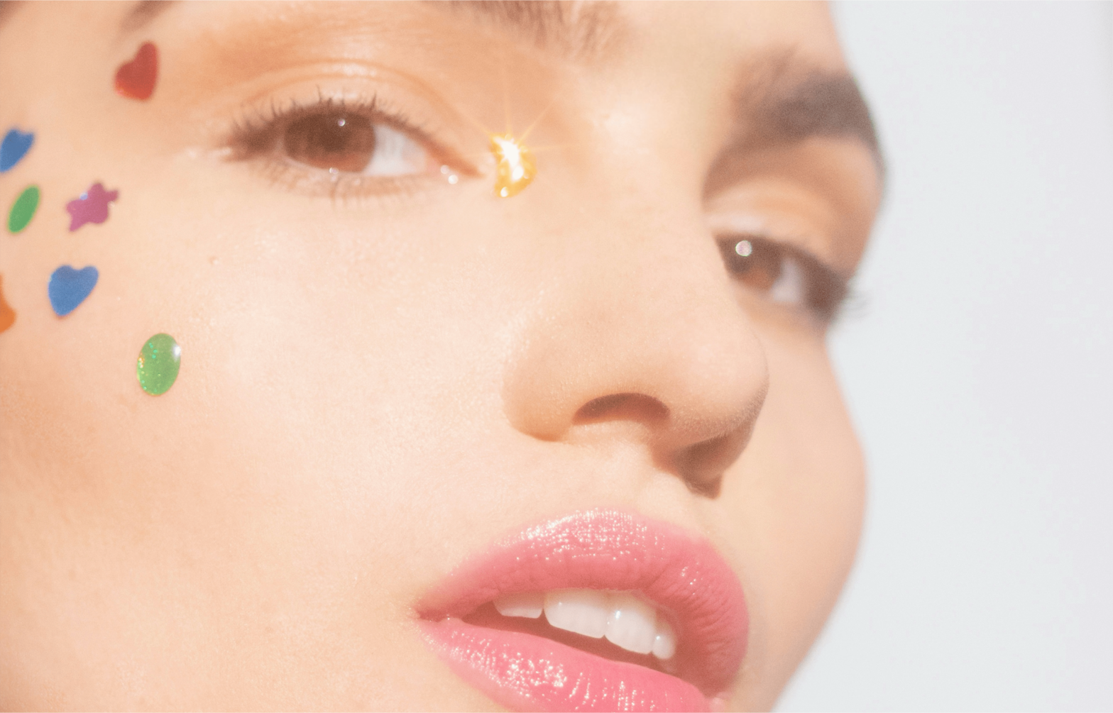 Глиттер, яркая тушь и глянцевый блеск — все для праздничного макияжа