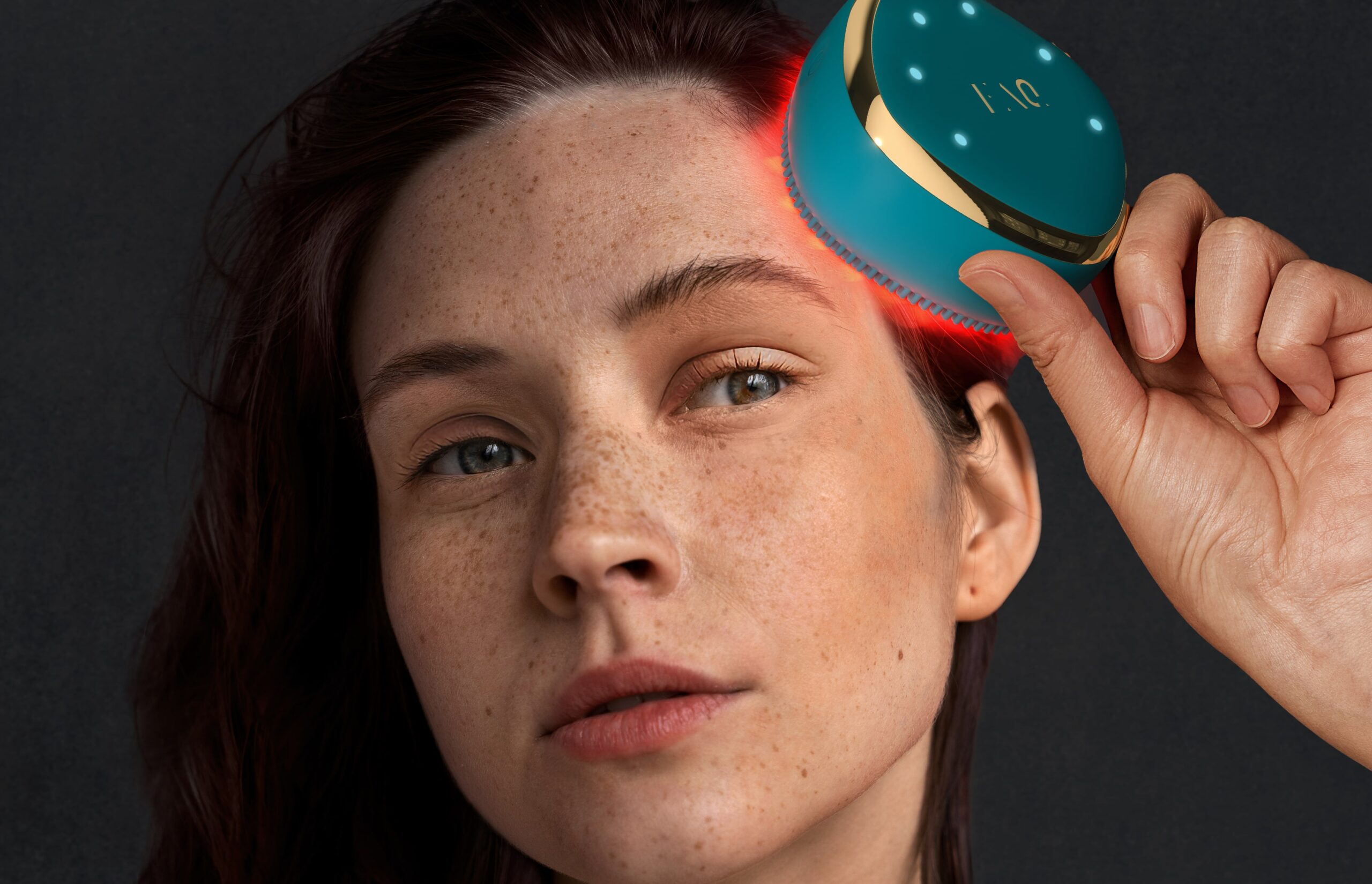 Шопинг-дайджест недели: сумка в поддержку людей с ВИЧ, девайс для роста ...