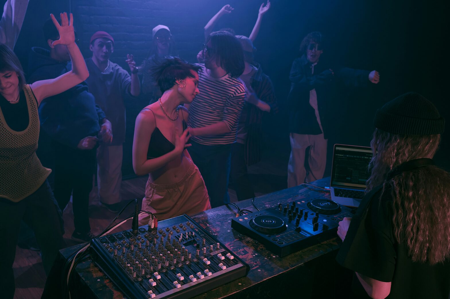 Рейв-уикенд с 29 по 31 августа: Zaryad Fest, AFTERDARK и 2000(11)