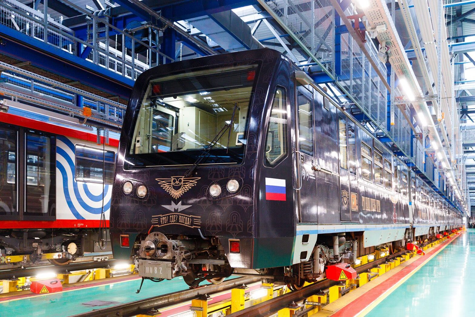 В московском метро запустили поезд к 50-летию игры «Что? Где? Когда?»