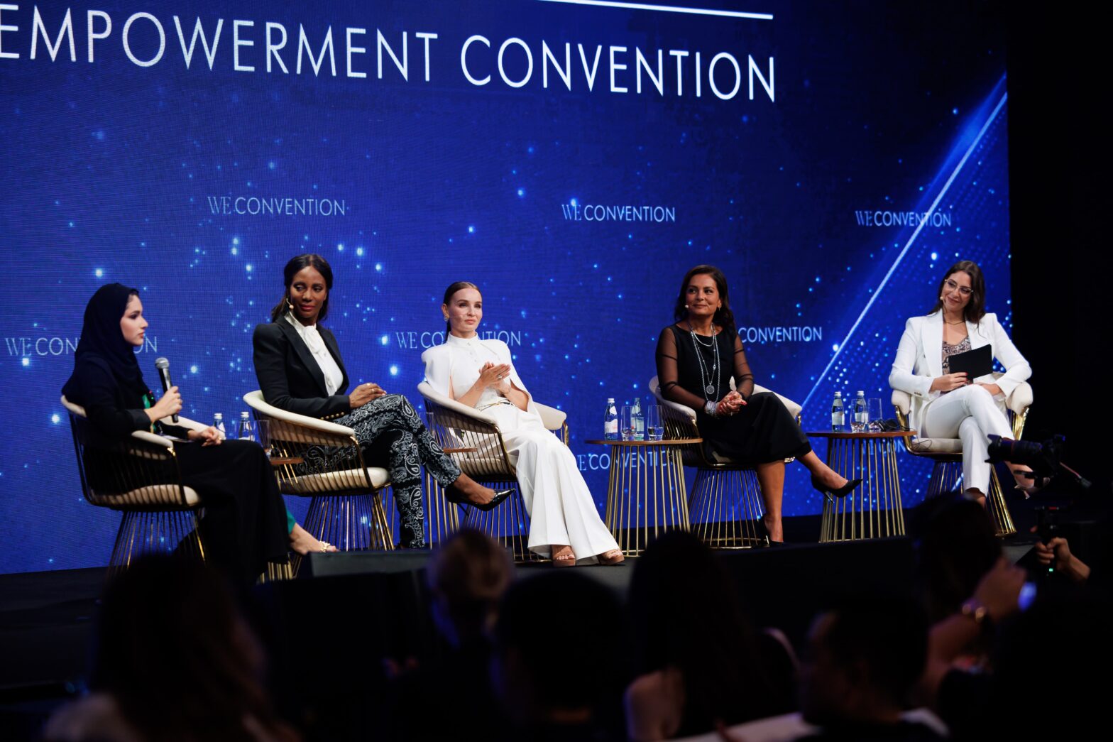 Женщины, изменившие мир:Анна Винтур и Кэндес Бушнелл на сцене WE Convention 2025