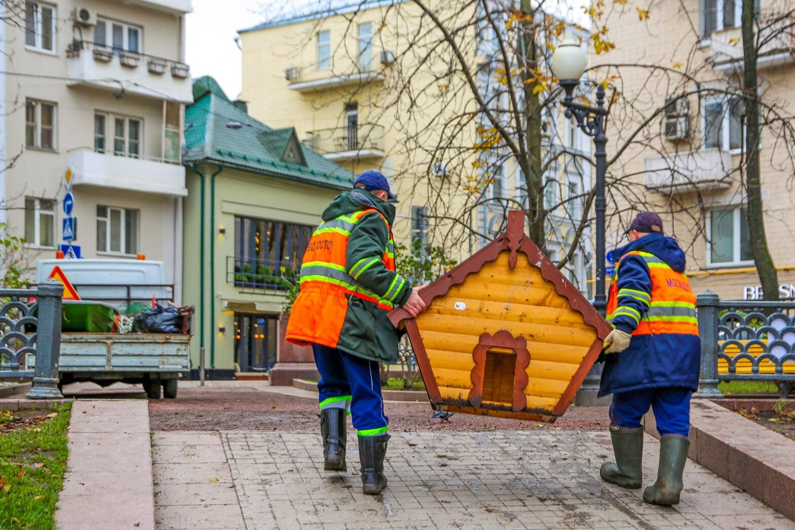 В Москве начали убирать утиные домики