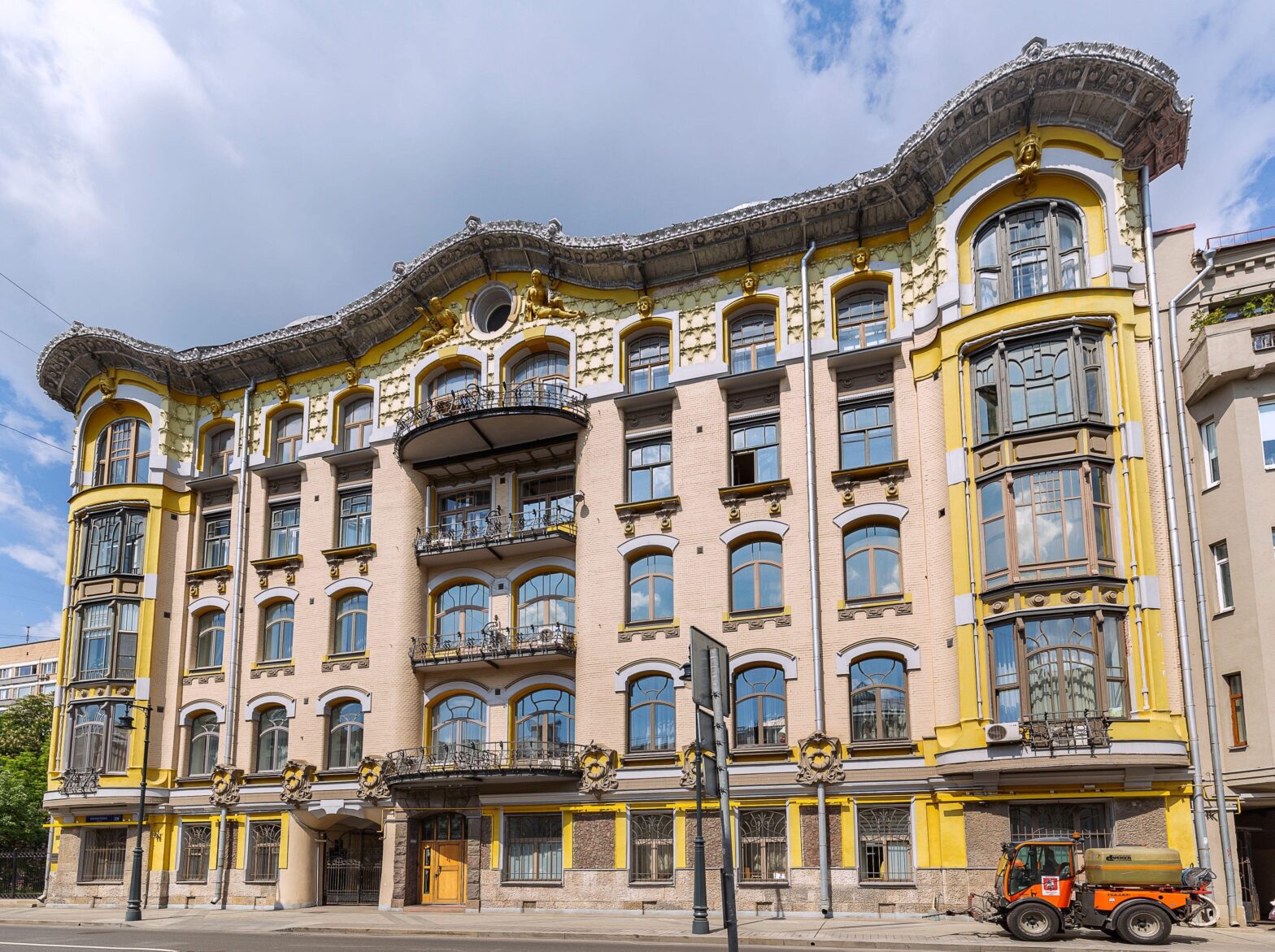 От лучшего произведения архитектуры до коммуналки: история Доходного дома Исакова