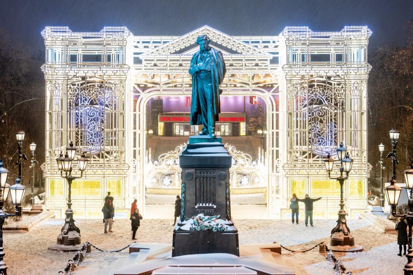 В Москве установили восемь световых арок