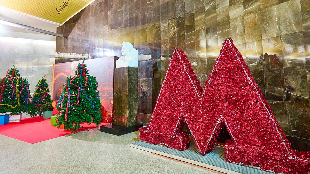 К Новому году украсили 4 станции метро