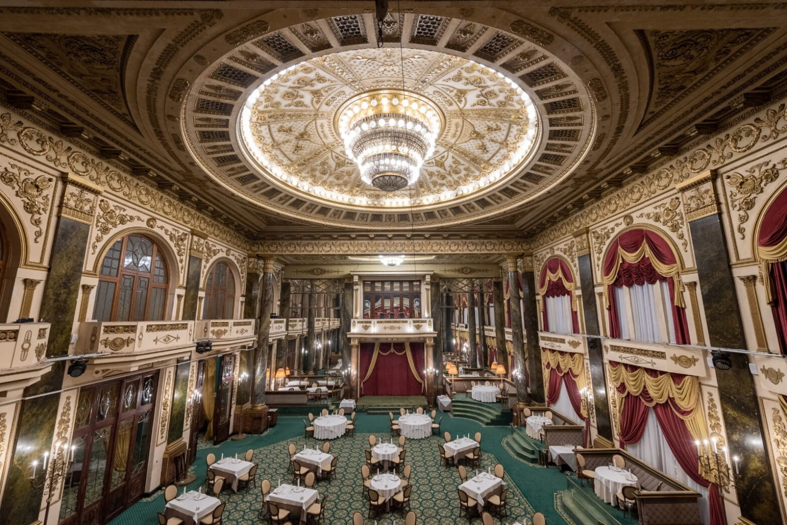 От высокой французской кухни до широких цыганских гуляний: история ресторана «Яръ»