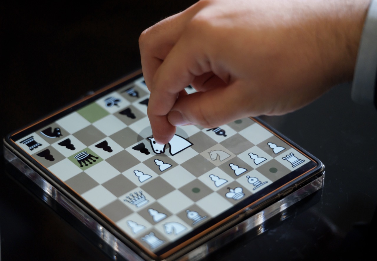 Гроссмейстер Ян Непомнящий одержал победу в первом в мире сеансе одновременной игры в шахматы на смартфонах HUAWEI Mate X7