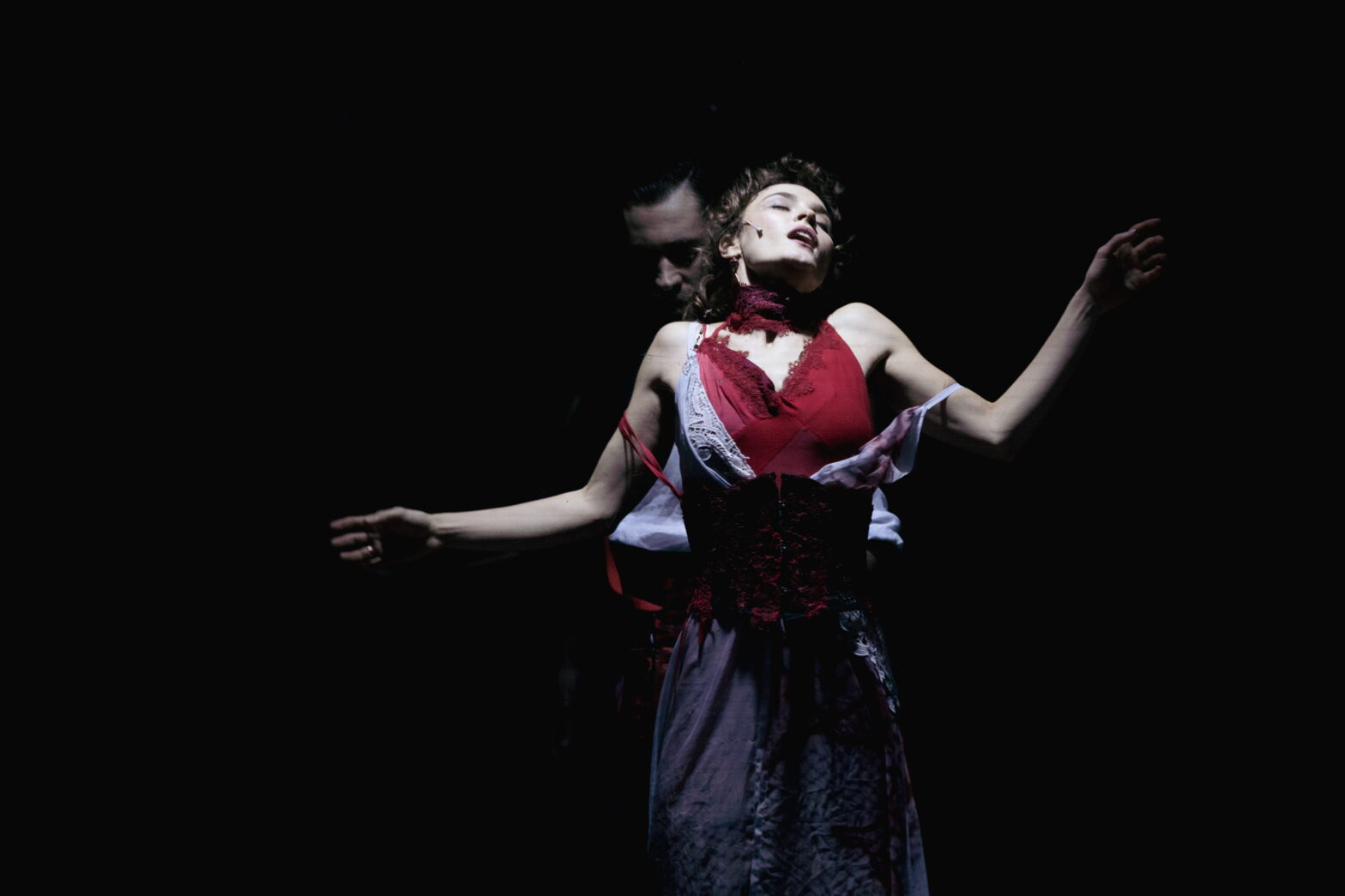 Диббук Анны: рецензия на постановку «Каренина»