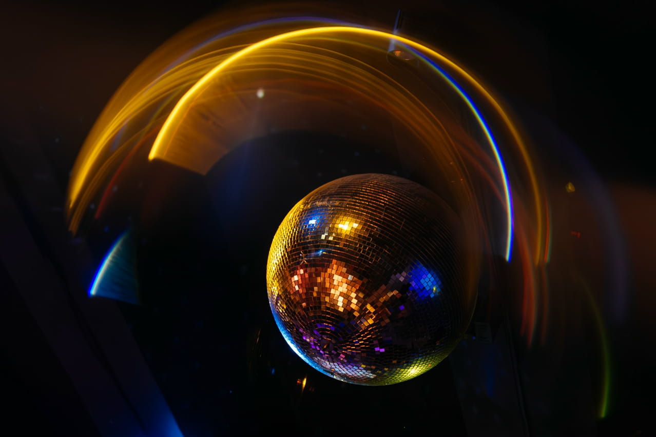 Рейв-уикенд с 13 по 15 февраля: вечеринки в стиле свадьбы, barbiecore и игры «Клуб романтики»